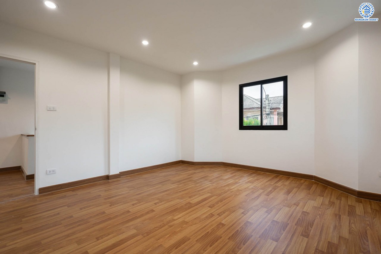 บ้านมือสองตกแต่งใหม่ ม.สัณห์ติสุข สรงประภา บ้านแฝดหลังมุม เนื้อที่ถึง 51.8 ตร.ว. ฟังก์ชัน 3 ห้องนอน 2 ห้องน้ำ 1 ห้องอเนกประสงค์ จอดรถได้ 2 คัน บนทำเลศักยภาพ เชื่อมต่อหลายเส้นทาง ใกล้ทางด่วน "ศรีรัช" และโรบินสัน ศรีสมาน